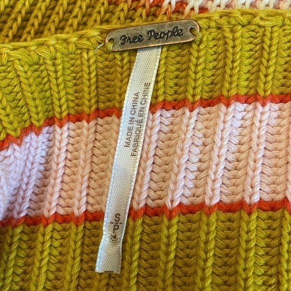 Free People Knitted Cropped Sweater S/P P2P 29” EUC - Picture 7 of 9